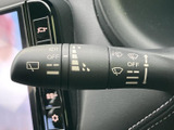 表示がレバー上にまとめられ、操作内容を目で確認しやすい仕様です。運転席から手を伸ばしやすい位置にあり、天候が変わった際にも必要な操作を行いやすくなっています。