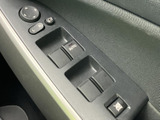 ドア側には窓の開閉スイッチやミラー調整用の操作部がまとまり、手元で扱いやすい配置です。窓を開けて換気したいときなど、日常の場面で使いやすさを感じられる装備です。