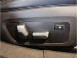 【コックピットシート】BMW車の主役席。車体中央にくる様に配置し車両重心とが一致する事でドライバーと車との一体感あるドライビングを実現。人間工学に基づき形成した形状が長時間のドライブ疲労も軽減します!