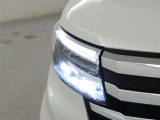 精悍な目つきのLEDヘッドランプを装備しております。