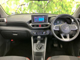 運転席まわりは視界が広く、メーターや中央画面も目に入りやすい配置です。シートの赤いアクセントが室内の印象を引き締め、前席で過ごす時間も心地よく感じられます。