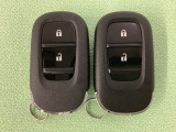 スマートキーを装備しています。鍵を差し込むことなくドアロックの開け閉めと、スタートボタン操作でのエンジンスタートができます。スペアキーも同じものを用意しております。