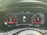 速度やエンジン回転数などの情報が左右にまとまり、中央には車両の状態も表示されます。走行に必要な情報をひと目で確認しやすく、日々の運転をサポートします。