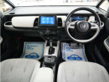 運転にかかわる様々な操作を安全に行えるように視点移動が少なく、操作性に配慮されたスイッチ類が凝縮されたコクピットです。
