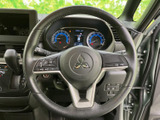 手元に複数のスイッチがまとまり、運転姿勢を保ちながら各種操作に移りやすい配置です。メーター類も正面に見渡せるため、前方確認を意識しながら運転しやすい環境です。