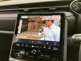 テレビ番組を画面で視聴でき、停車中の待ち時間にも映像を楽しめます。画面内で番組内容を確認しやすく、音楽や地図の画面とは異なる使い方ができる便利な装備です。