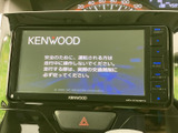 画面と本体のボタンがまとまったナビ・オーディオを装備。表示が見やすく、必要な項目を確認しやすい配置です。目的地の設定や音楽の操作など、日常の移動を便利に支えます。