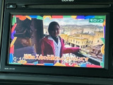 停車中にテレビ番組を視聴でき、休憩時間や待ち合わせの合間を過ごす際にも活躍します。画面で映像を楽しめる装備が備わり、車内での時間を有効に使えます。