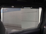 2列目「サンシェード」付き! 直射日光を遮ることで、車内温度の上昇を防ぎ、紫外線をカットしてくれます!