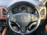手元にオーディオ関連などのスイッチが備わり、運転姿勢を保ちながら各種操作を行いやすい構成です。握りやすい形状で、日常の運転をサポート。メーター類も前方にまとまり、情報を確認しやすくなっています。