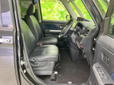 前席は座面と背もたれにゆとりがあり、運転席まわりを見渡しやすいレイアウトです。ドアを開けた際の乗り降りもしやすく、毎日の移動を快適に支えます。