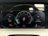 【Digital Cockpit Pro】基本の速度計とタコメーターの表示に加え、中央にドライビングデータやマップなどを少ない視線移動で視認できます。