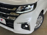 【LEDヘッドライト】悪天候や夜間走行時も良好な視界を確保し安心して運転できる高輝度LEDヘッドライトを装備!点灯速度が早く、消費電力も抑えられています。