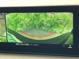 周囲の映像とガイド表示を画面で確認でき、駐車時などに車両周辺の状況を把握するのに便利です。目視とあわせて活用することで、慎重な取り回しをサポートします。