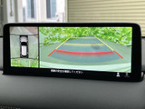 後方映像に加えて車両周辺を見渡せる表示があり、駐車時の周囲確認をサポートします。画面上のガイド線も目安にしながら、狭い駐車場や車庫入れの際に後方の安全を確かめやすい装備です。