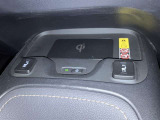運転席/助手席シートヒータースイッチ・置くだけ充電器(ワイヤレス充電器)が付いています。