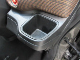運転席右側のドリンクホルダーです。