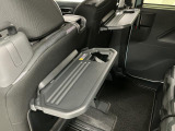 【格納式シートバックテーブル】車内でのお食事などで活躍♪カップホルダーも備えています。