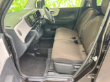 運転席と助手席が並ぶ前席は、座面が広く、乗員それぞれが落ち着いて座れる配置です。前方から左右への見通しも確保され、明るい色味のインパネと相まって、視界の開けた室内空間になっています。
