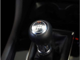 【シフトレバー】シフトもとても操作しやすいデザインになっております。運転する人の事を第一に考えた操作性の高い仕様です。