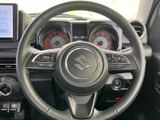 手元のスイッチから各種機能にアクセスでき、視線移動を抑えながら運転に集中しやすい配置です。握りやすい形状で、日々の運転をサポートする使い勝手にも配慮されています。