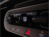 MINIの内装はとにかく『円』に拘ったデザインコンセプトが一目で伝わってきます。これほど円形に拘った車は他に御座いません。伝統のデザイン、トグルスイッチなど遊び心のある内装で御座います。