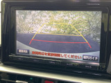 後方の映像に目安となるガイド線が表示され、駐車時や後退時の位置確認をサポートします。周囲の安全を目視でも確かめながら操作でき、狭い場所での駐車にも役立つ装備です。