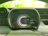 速度計とデジタル表示がひとつの視界にまとまり、運転に必要な情報を確認しやすい配置です。表示部にはシフト位置や燃料残量なども示され、走行前の確認や日常の運転をサポートします。