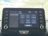 AM・FMのほか、USBやBluetoothなどの音源選択画面を表示しています。お好みの音源を選びやすく、通勤や休日のお出かけなど、日常の移動時間を楽しめます。