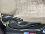 運転者の体格に合わせて運転席の座面の高さ調整ができるシートリフターが付いてます