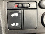 【パワースライドドア】スマートキーや運転席のスイッチでスライドドアの開閉が可能♪電動だから力を入れてドアを開ける必要が無く、小さいお子様でも、重い荷物を持っている時もラクに開け閉めできます♪