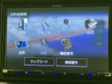 目的地検索の方法が画面に並び、名称や住所、電話番号などから行き先を探せます。自宅や履歴も選べるため、日常のお出かけから初めての場所への移動まで役立ちます。
