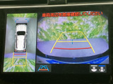 車両周辺を確認するモニター画面には、俯瞰表示と後方の映像が並び、駐車時の周囲確認をサポートします。ガイド線も表示されるため、停車位置を調整する際の目安として活用できます。
