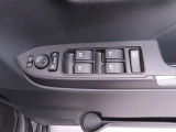 運転席側には 集中スイッチ(全ドアを操作するスイッチ) があり、運転席から乗員全員分の窓をコントロールできます。