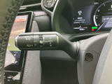 手元でワイパー関連の操作を行えるレバーを装備。表示がひと目で確認しやすく、天候の変化に応じて必要な操作を選びやすい配置です。日常の運転を支える装備です。