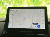 地図が大きく表示され、現在地や周辺の道を確認しやすい画面です。目的地の設定や周囲のルート確認など、初めての場所へ向かう際にも役立つナビ機能です。
