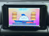 テレビ番組を画面で視聴できる装備です。停車中の休憩時間に映像を楽しめるので、待ち時間を過ごす際にも活用いただけます。視聴は停車時にお楽しみください。