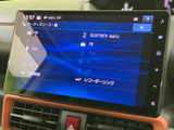 Bluetooth AudioやFMなど複数の音源を画面から選べます。使いたい音楽ソースを確認しやすく、普段の移動中も好みに合わせて活用できます。
