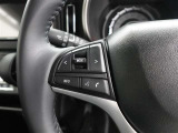 ステアリングスイッチ付き。手を離さずにさまざまな操作が可能です。