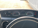 速度やエンジン回転数、燃料残量などの情報を運転席からまとめて確認できます。表示が視線の先に配置され、走行中も必要な情報を把握しやすい、日々の運転を支える装備です。