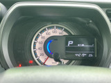 速度計と液晶表示がひと目で確認しやすい配置で、運転中に必要な情報を把握しやすくなっています。燃料残量やシフト位置なども表示され、日々の運転をサポートします。
