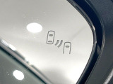【ブラインドスポットモニター】走行中、ドアミラーの死角になりやすい箇所に後続車が接近するとサイドミラーのレンズに警告を表示!ドライバーに注意喚起をしてくれます。