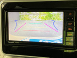 後方の様子とガイドラインが画面に表示され、駐車時に周囲との距離を確認する際に便利です。停車中は画面からテレビなどの映像を視聴でき、待ち時間を過ごす場面にも活用できます。