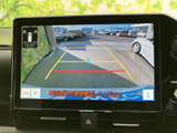車両後方の様子を画面で確認でき、駐車時の周囲の安全確認をサポートします。ガイドラインも表示されるため、車庫入れや狭い場所での切り返しの目安として活用できます。
