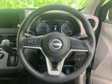 手元にスイッチ類がまとめられ、運転姿勢を保ちながら必要な操作に手を伸ばしやすい配置です。メーター類との位置関係も自然で、日常の運転を支えてくれます。