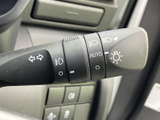 ウインカーやライトに関する表示がまとまり、必要な操作を確認しやすい配置です。進路変更や周囲が暗い場面でも手元で扱いやすく、日常の運転を支える装備となっています。
