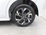 車両のデザインにマッチした純正アルミホイールを装着しています。