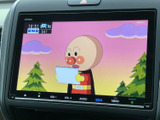 テレビ番組を画面で視聴でき、休憩中など停車している時間も車内で楽しめます。見やすい大きさの表示で、待ち時間を過ごす際にも活用できる装備です。