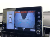 パノラミックビューモニターを装備。駐車場や交差点でクルマを真上から見るように周囲を確認できます。機能の詳細は販売店スタッフまでおたずねください。