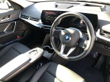 BMW 伝統のコックピットはドライバー志向で設計され、人間工学を駆使し、細部に到るまで設計されたコックピットを実現しました。